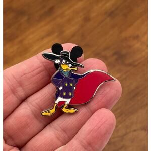 Disney Darkwing Duck Pin Duck Tales Red Cape Trading 2011
